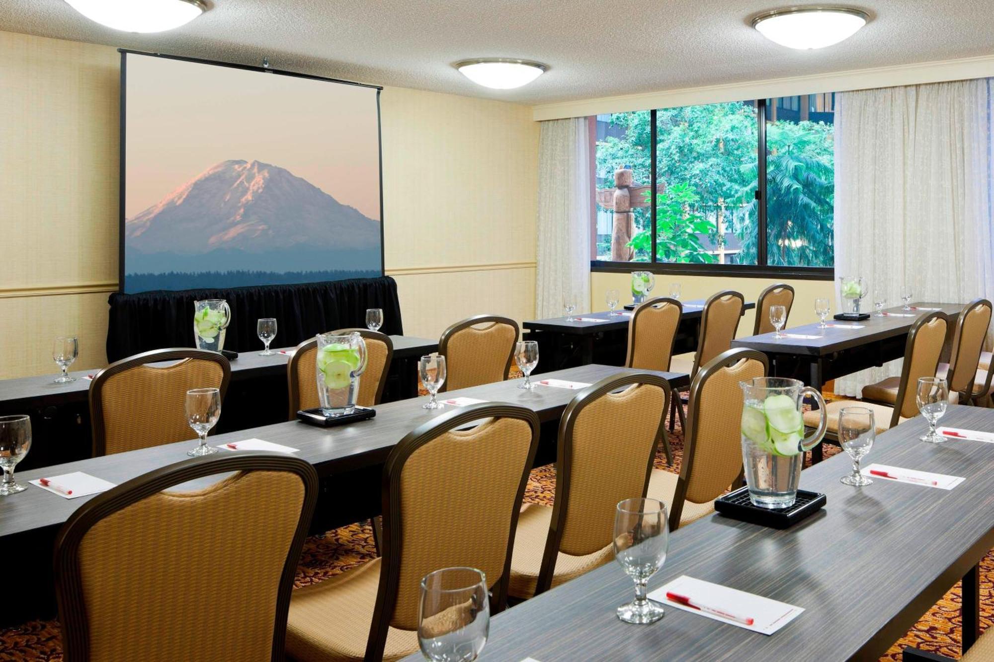 Отель Seattle Airport Marriott Ситак Экстерьер фото