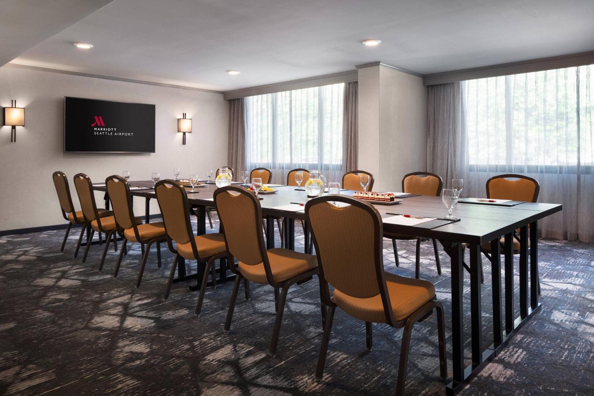 Отель Seattle Airport Marriott Ситак Экстерьер фото